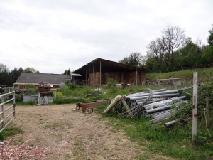 Les tubes au sol à droite seront les futurs poteaux du bâtiment