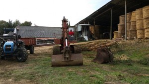 Godets au choix pour le chauffeur de la pelle qui attend le pilote du tracteur