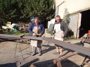 Thierry et Patou commencent la fabrication des fermes