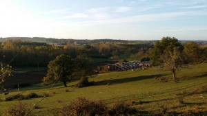 Vue depuis le haut de la colline, dans la verdure