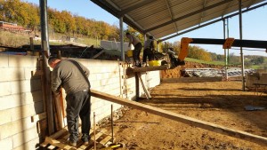 Béton pour faire socle autour des poteaux.