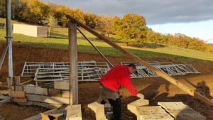 Patou poursuit la construction du mur.