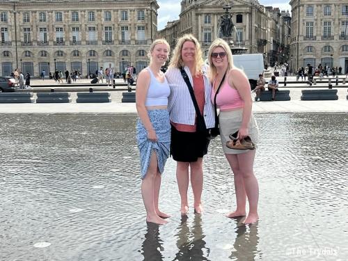 Belle famille féminine sur le Miroir d'Eau à Bordeaux