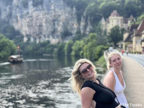 Aux pieds de La Roque-Gageac, deux charmantes jeunes filles