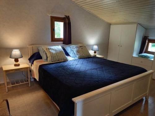 Chambre bleue 1er étage Pigeonnier de Lauzanac Dordogne