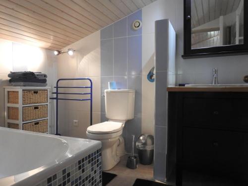 Salle de bain chambre bleue Pigeonnier de Lauzanac Dordogne