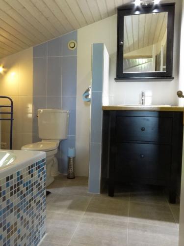 Salle de bain chambre bleue Pigeonnier de Lauzanac Dordogne