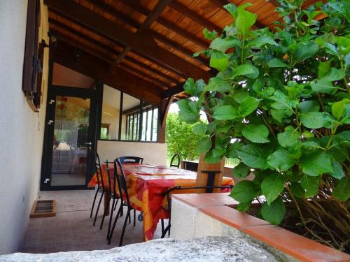 Terrasse et cuisine Pigeonnier de Lauzanac Dordogne