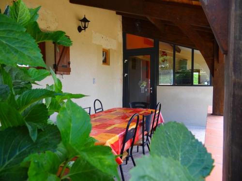 Terrasse et cuisine Pigeonnier de Lauzanac Dordogne